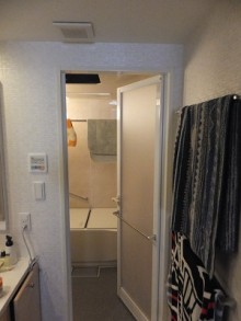 広々とした浴槽と壁のアクセントで、癒しの空間に 広々とした浴槽と壁のアクセントで、癒しの空間に